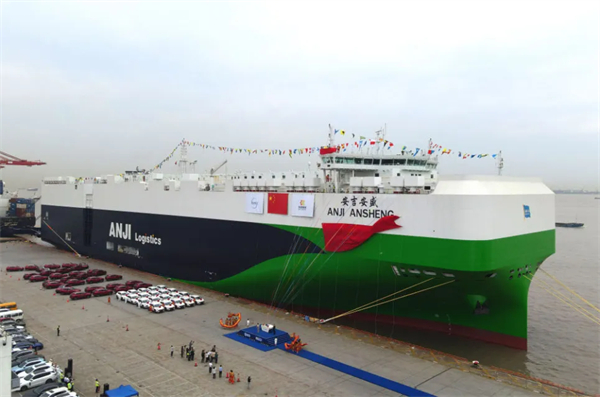 再刷紀錄！9500車位全球最大汽車運輸船上海首航赴歐