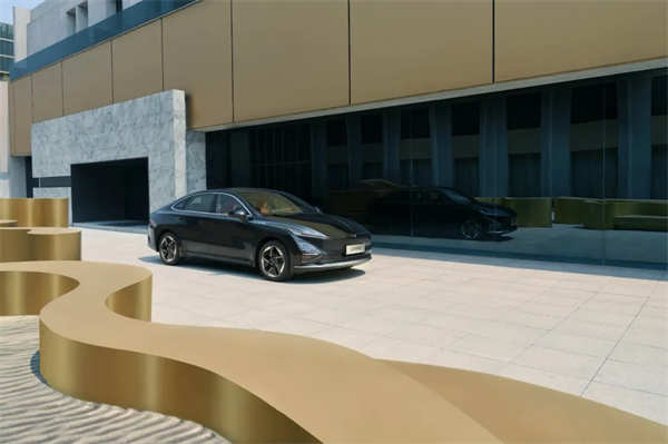 限時先享置換一口價！「10萬級600續航中級轎車」五菱星光2025款正式上市！